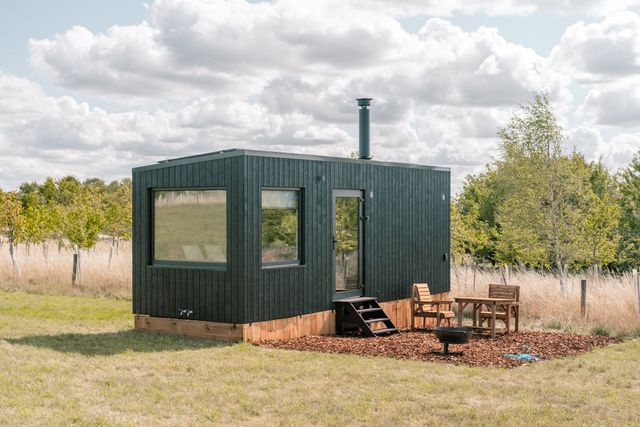 Tirian, off-grid cabin Cotswolds, near Cirencester