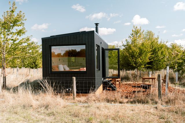 Bree, off-grid cabin Cotswolds, near Cirencester